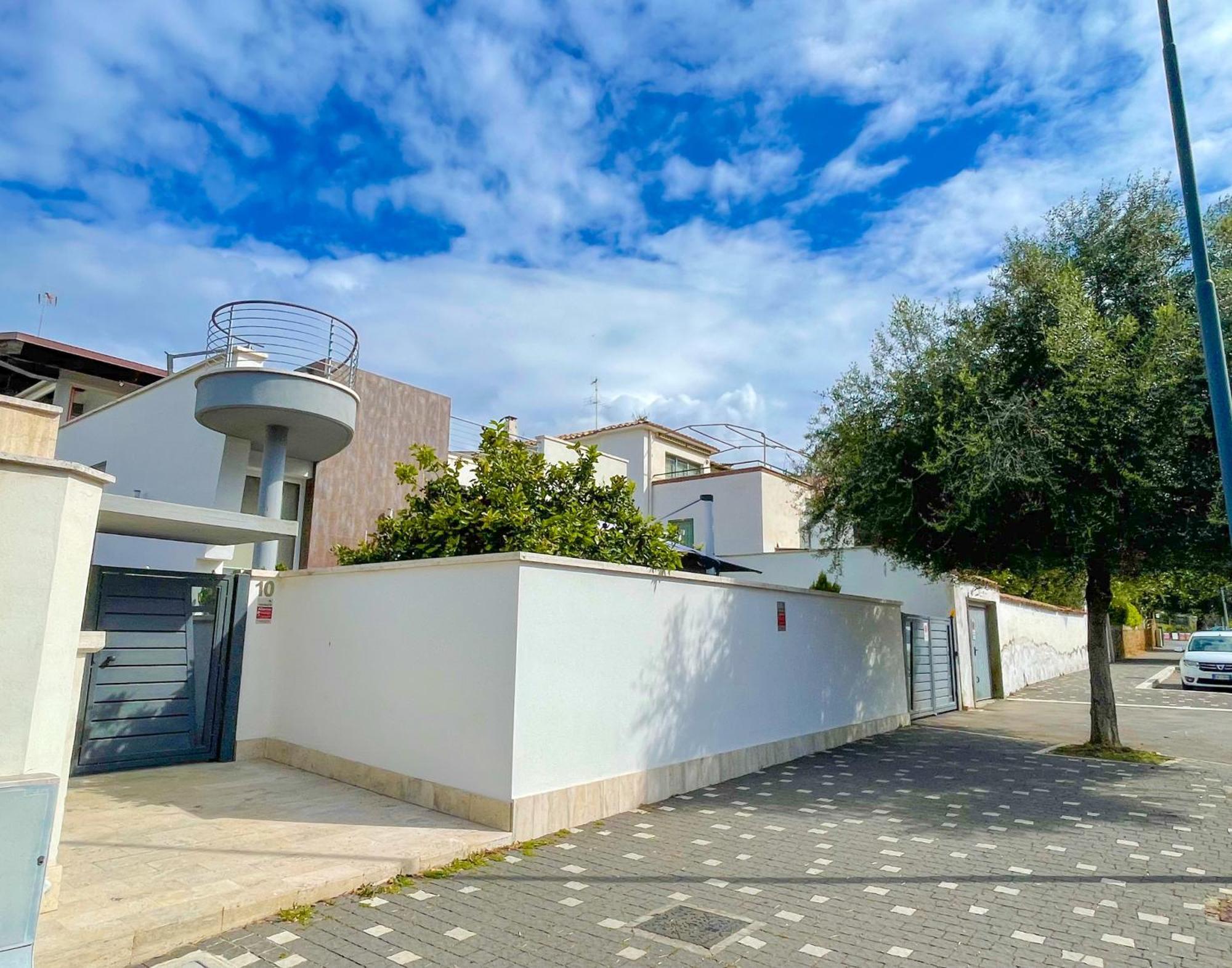The Shabby House - Charming Seaside Retreat In Central Anzio, Steps From Beach And Train Station Eksteriør bilde