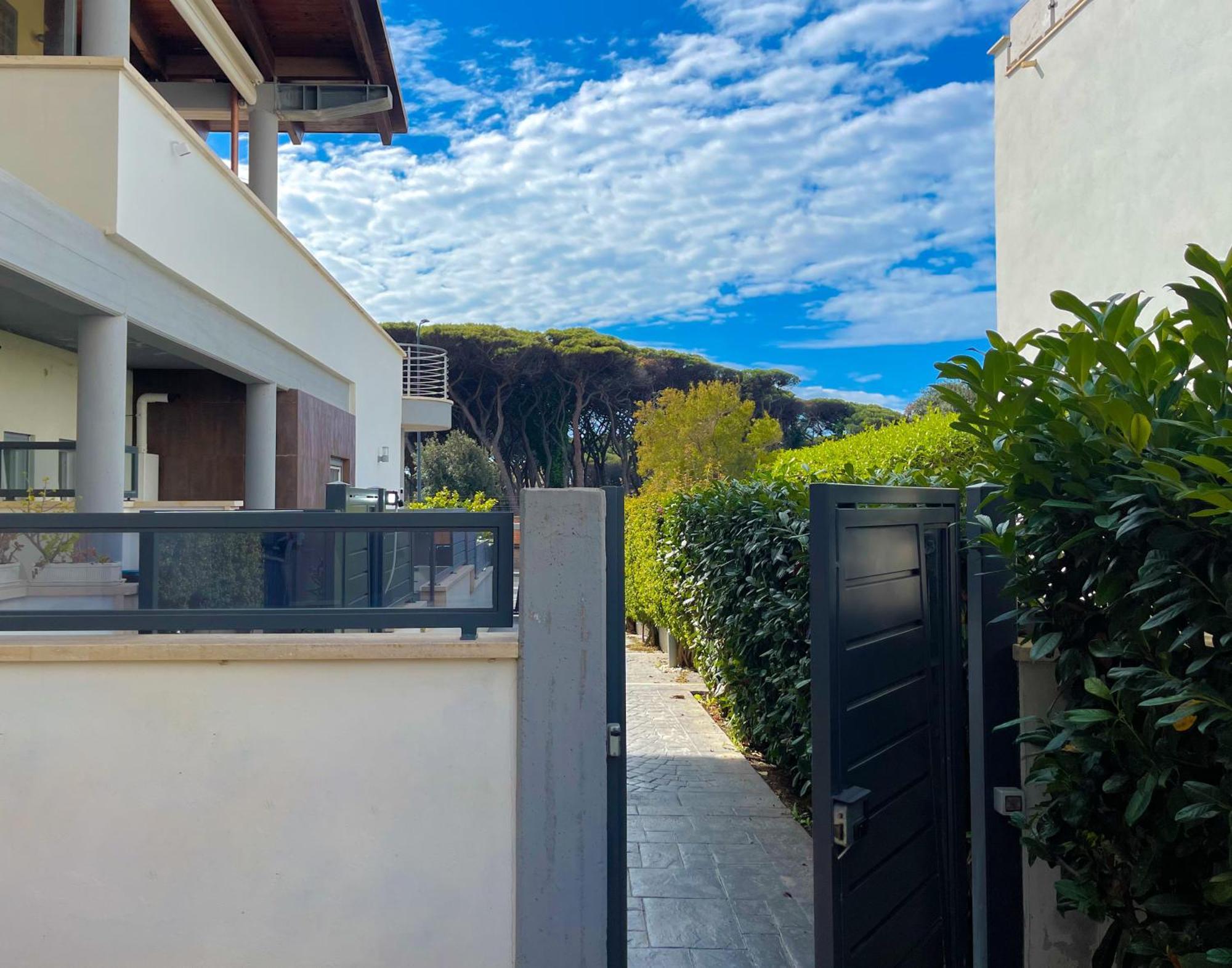 The Shabby House - Charming Seaside Retreat In Central Anzio, Steps From Beach And Train Station Eksteriør bilde